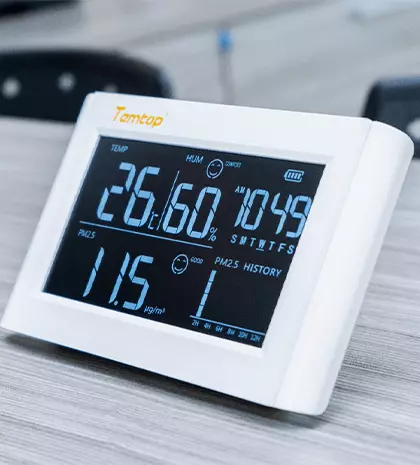 Um detector mostrando o monitoramento da qualidade do ar através de dados em sua tela